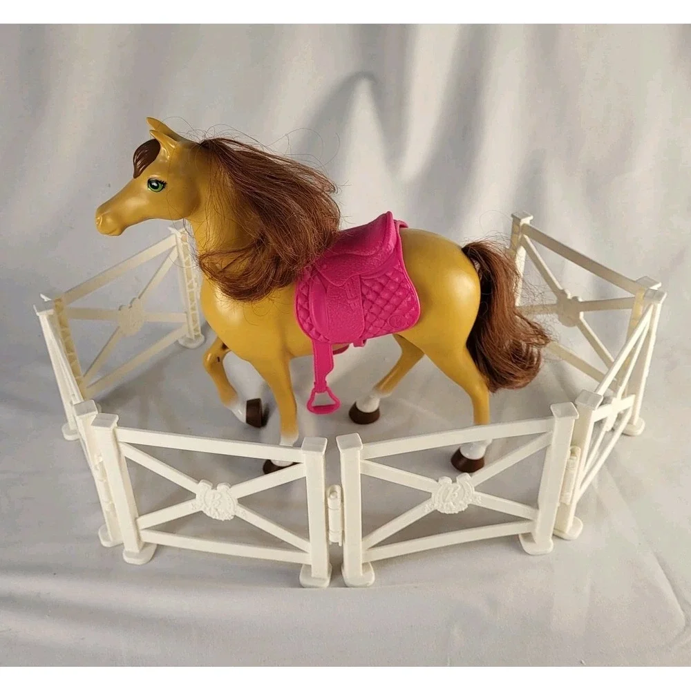 2018 Mattel BARBIE Horse from Hugs 'N' Horses With Hot Pink Saddle and Corral